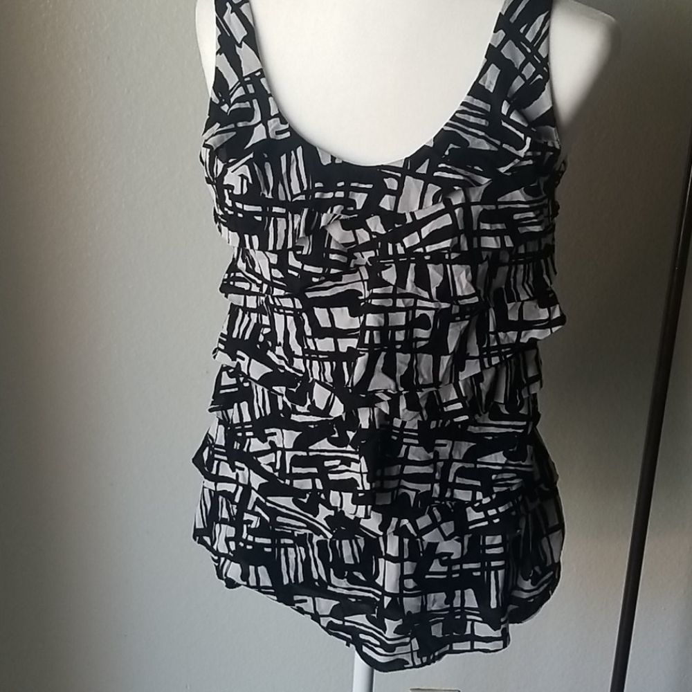 Style and co black and white top.